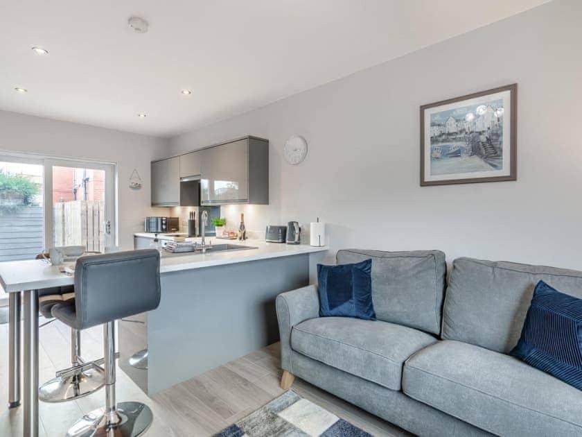 Madeline's View -a smart and modern 1 bed property with the bonus of a large driveway parking area - Housity
