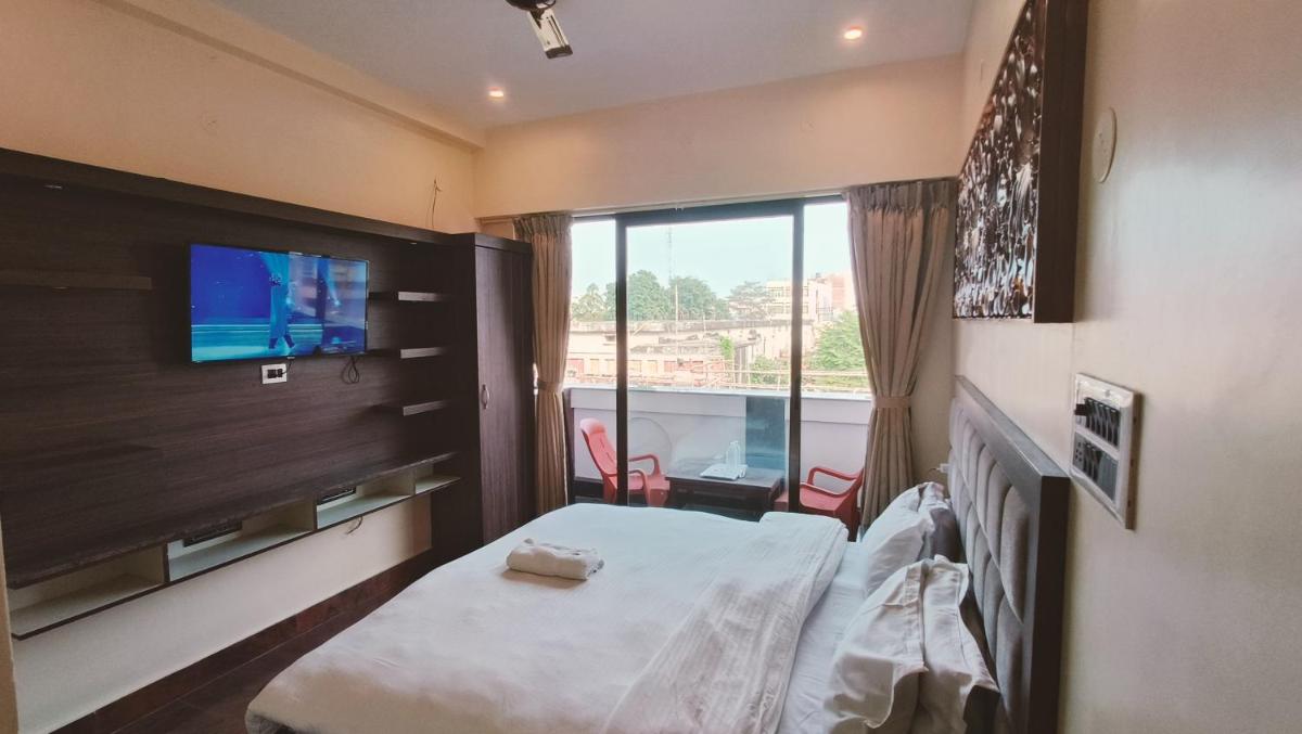 Ratna Hotel & Banquet - Housity
