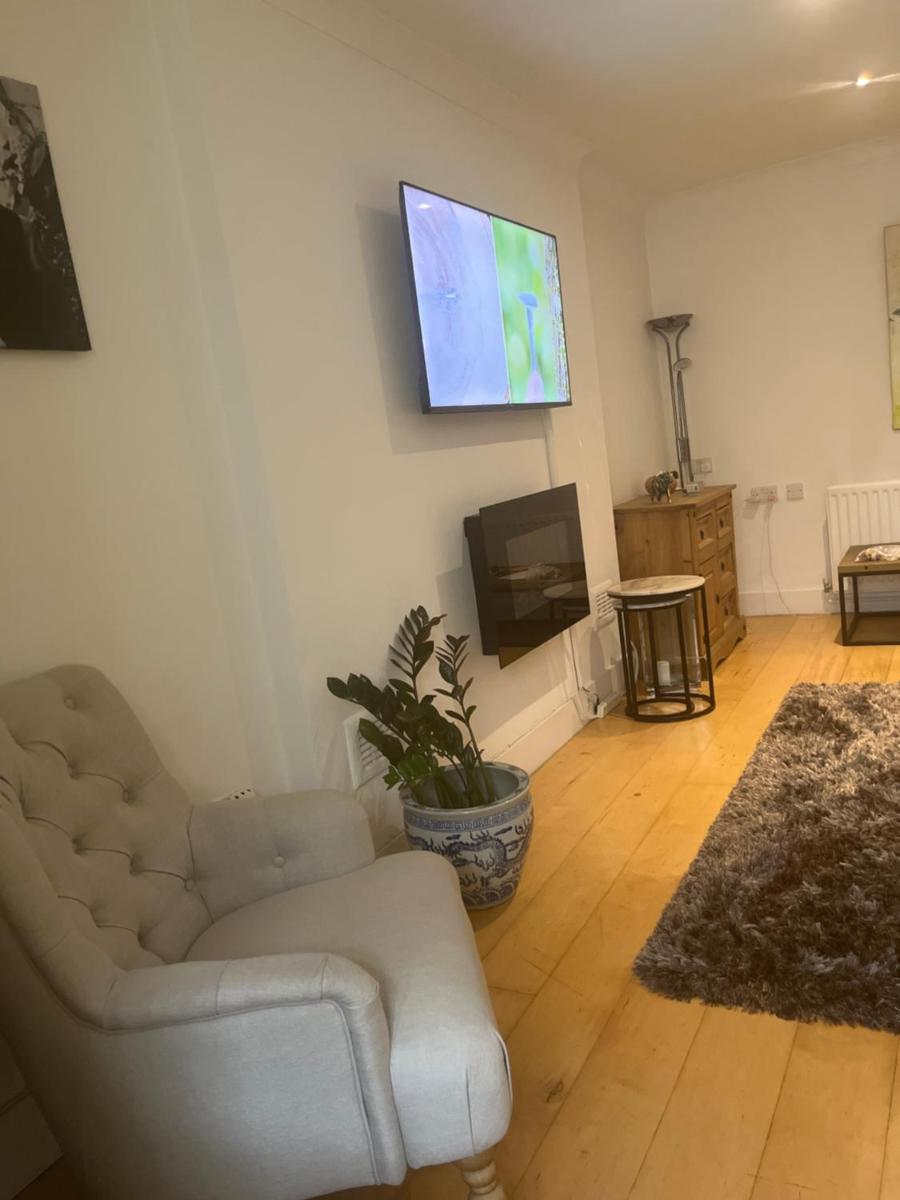 Basement Flat, 130 Gloucester terrace - Housity