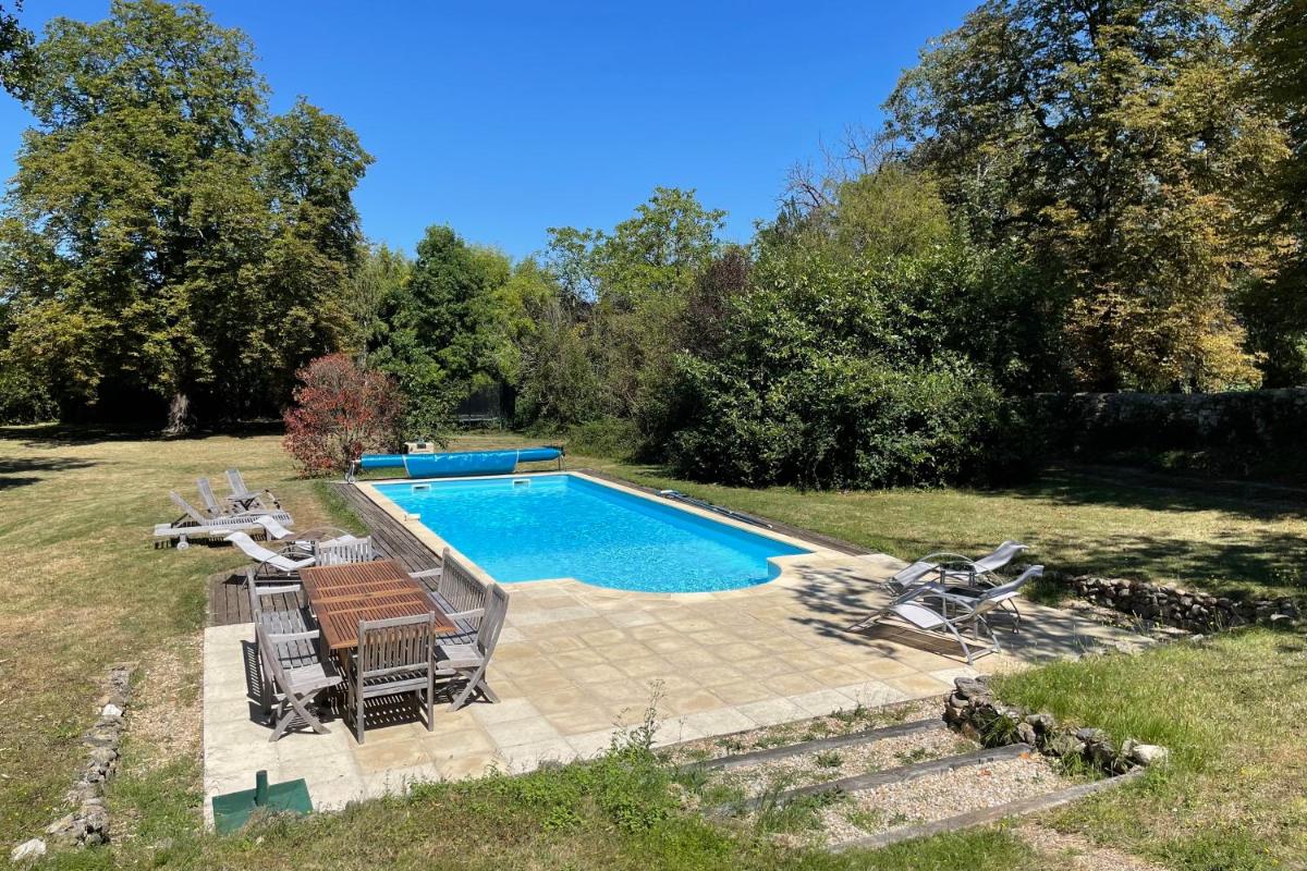 Beautiful 6 bedroom house with pool & large garden - Housity