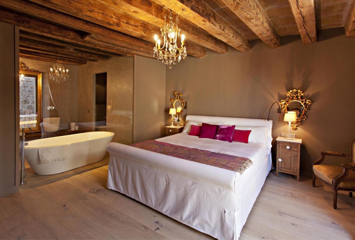 Cama o camas de una habitación en La Vella Farga Hotel