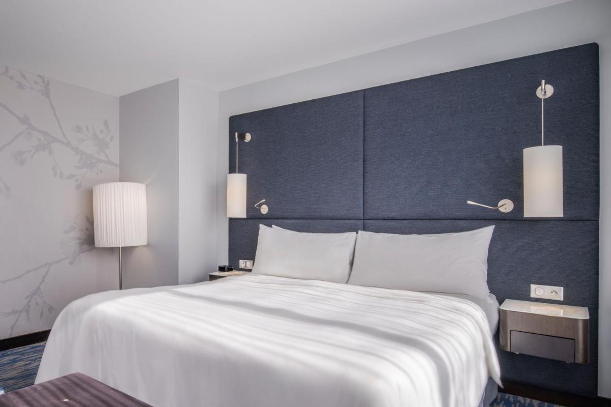 Un ou plusieurs lits dans un hébergement de l'établissement Renaissance Paris Arc de Triomphe Hotel