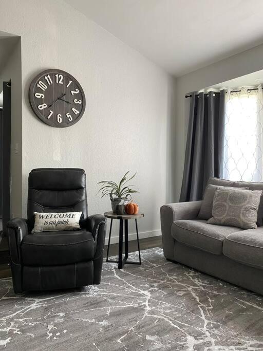 Charming 3 Bedroom home with chimney & RV parking - Housity