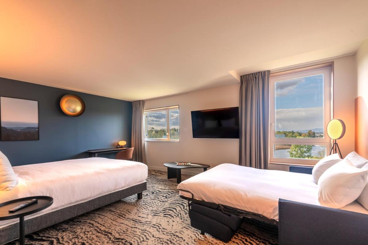 Un ou plusieurs lits dans un hébergement de l'établissement DoubleTree by Hilton Lyon Eurexpo & Spa