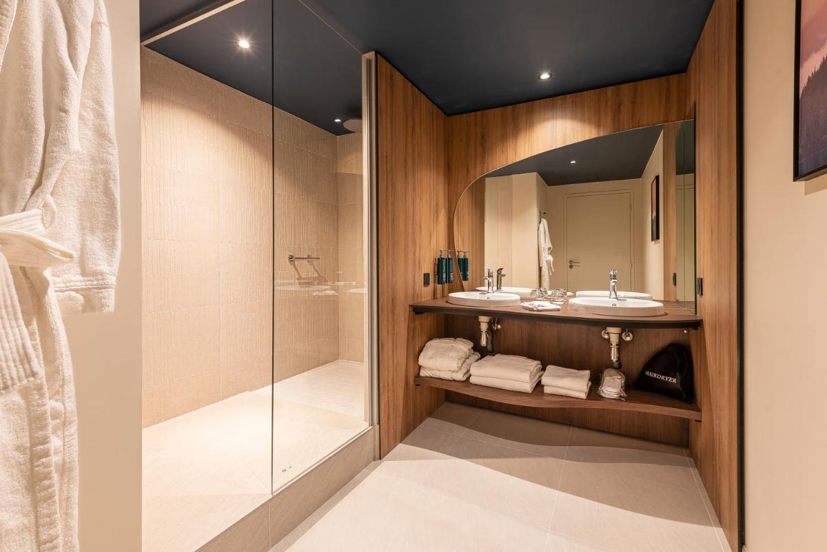 Salle de bains dans l'établissement DoubleTree by Hilton Lyon Eurexpo & Spa