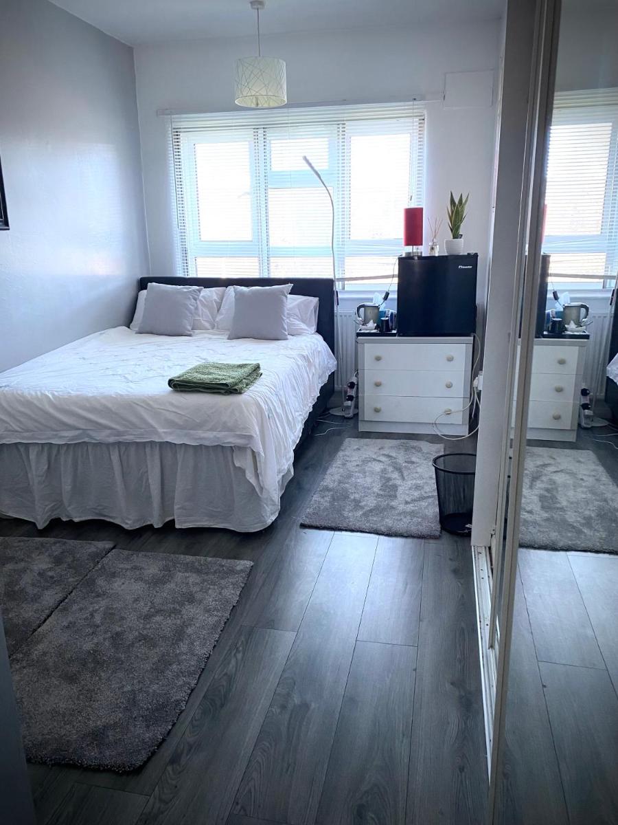 Newly furnished apartment home in Stretford - Housity