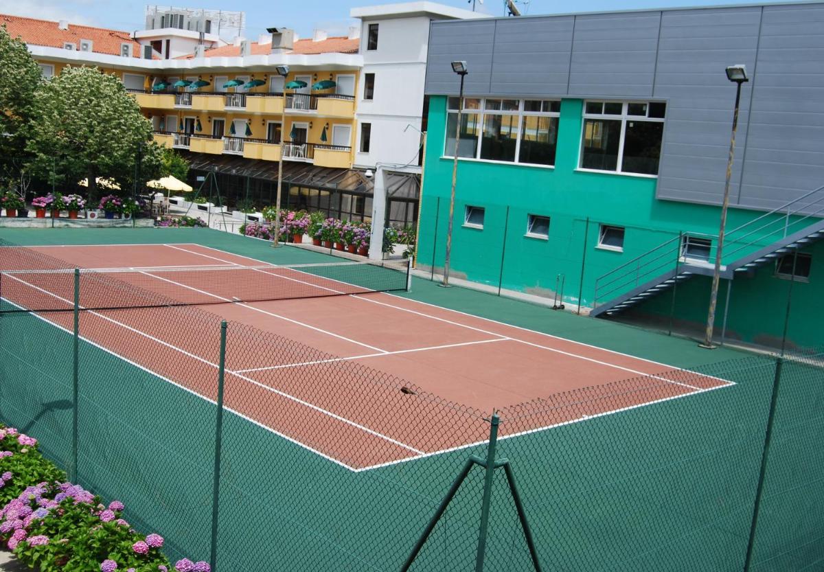 Comodidades para jogar ténis e squash em D. Afonso Hotel & SPA ou nas proximidades