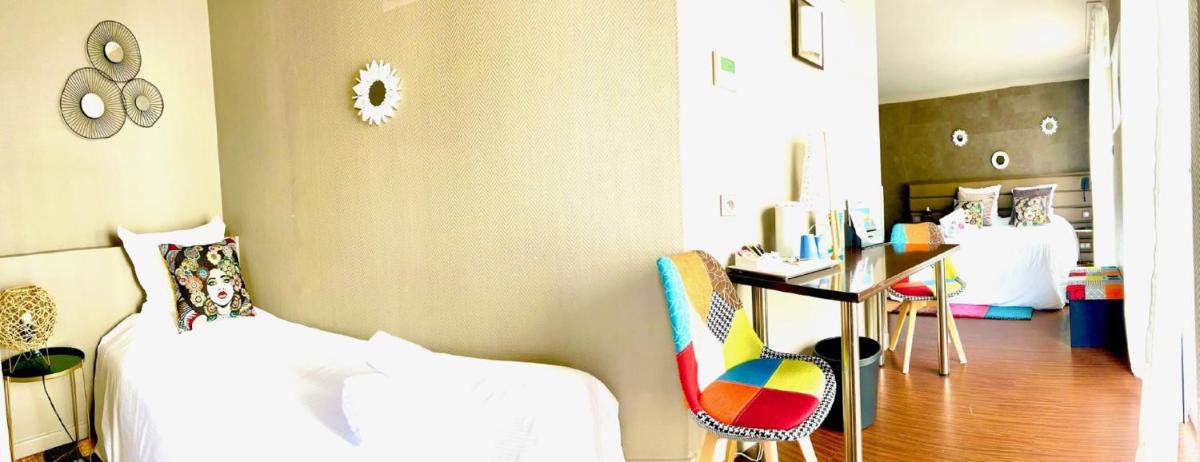 Un ou plusieurs lits dans un hébergement de l'établissement Kyriad Restaurant Centre SPA Vichy