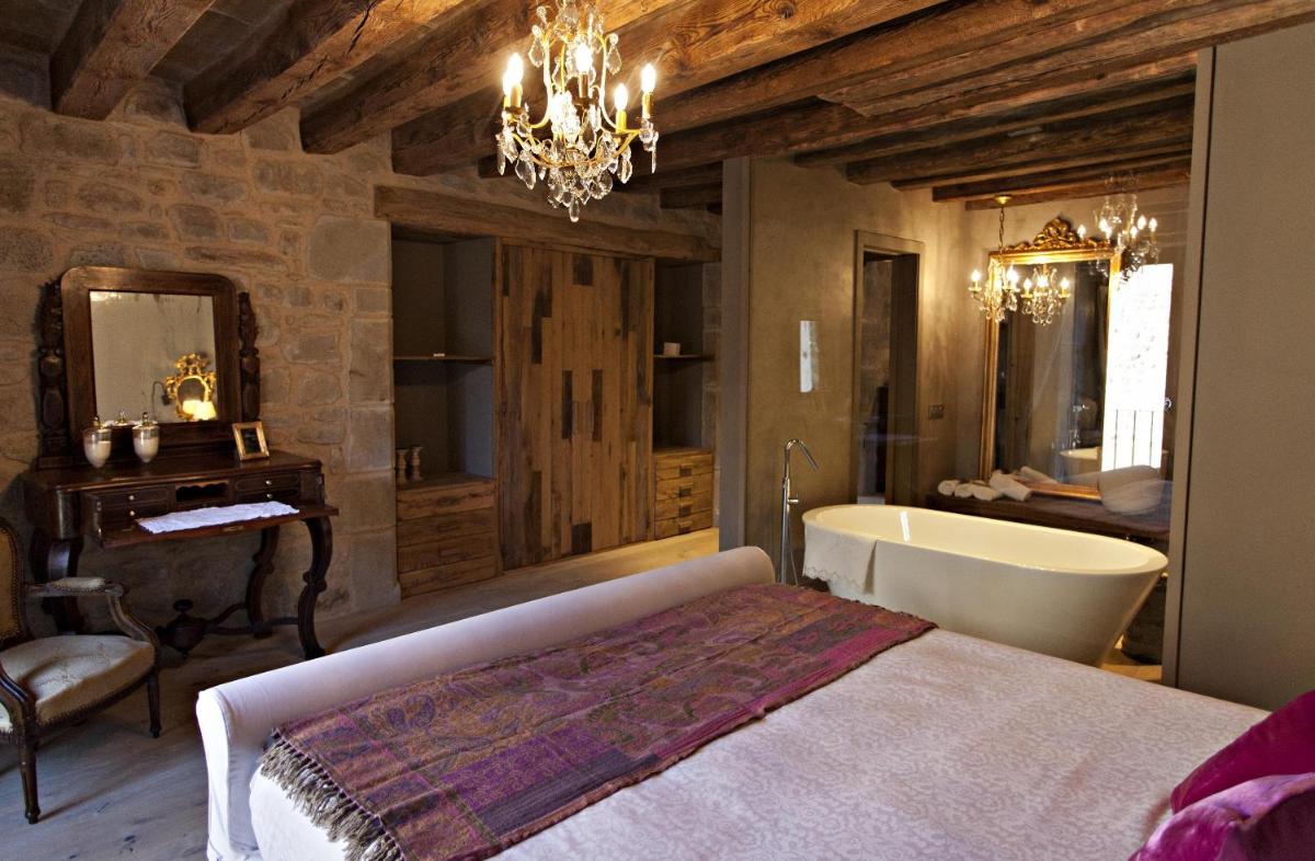 Cama o camas de una habitación en La Vella Farga Hotel