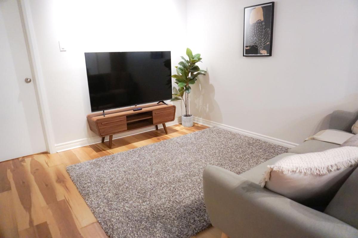 Cozy apartment in Ahuntsic with Free Parking and near metro station - Housity