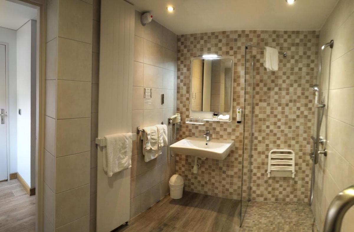 Salle de bains dans l'établissement Logis Hôtel Notre-Dame - restaurant ouvert midi et soir sauf dimanche soir