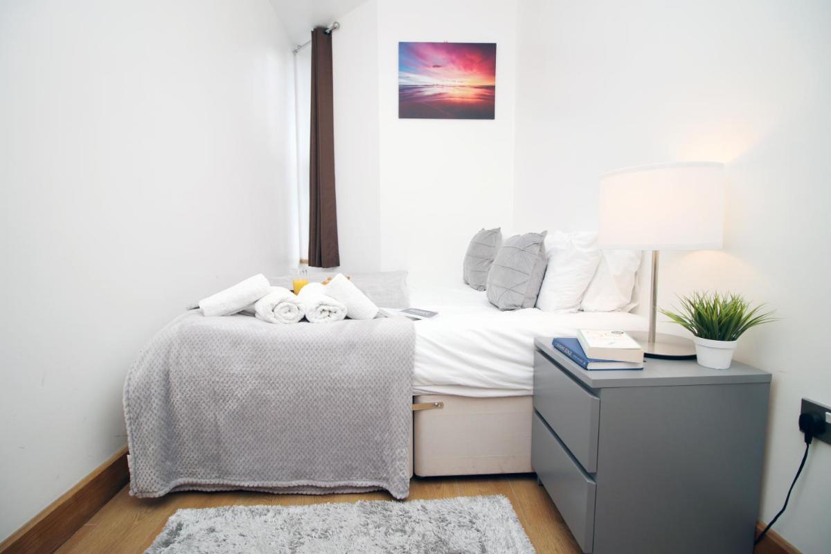 Perfectly Located City Centre Apartment, Free Parking, Cable TV and WI-FI - Housity