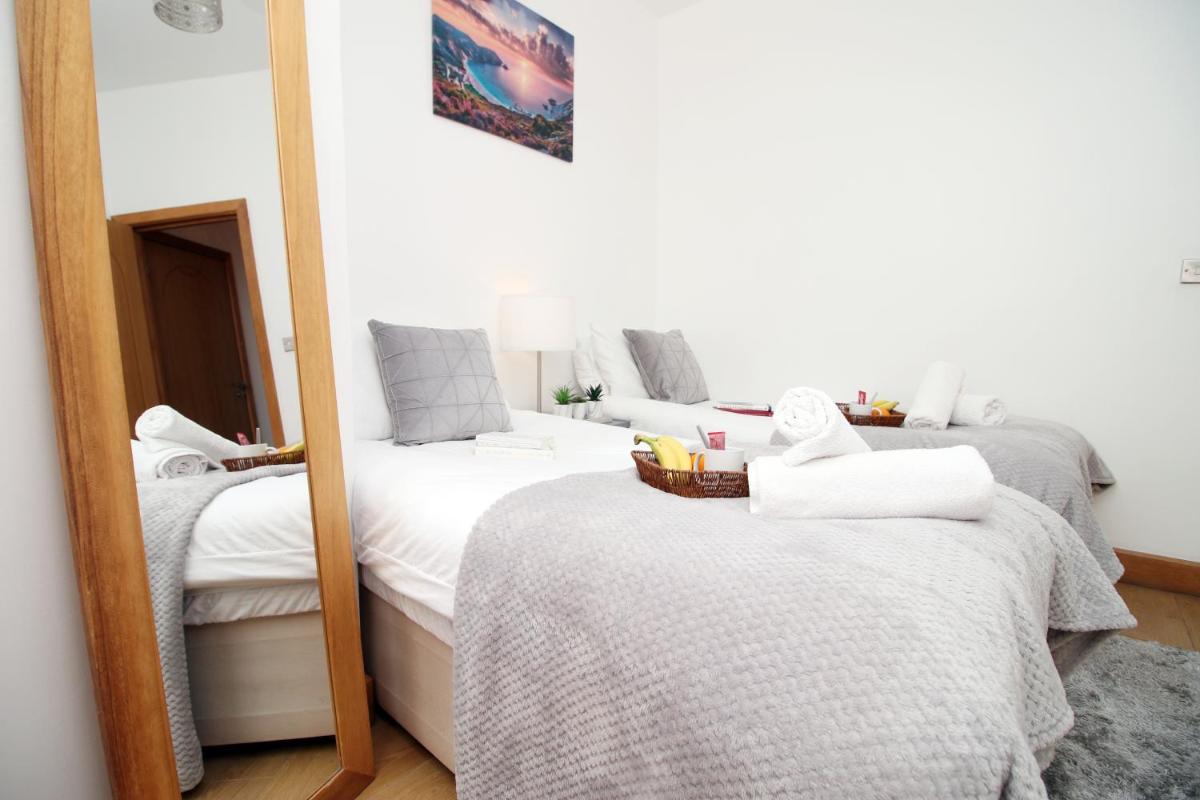 Perfectly Located City Centre Apartment, Free Parking, Cable TV and WI-FI - Housity