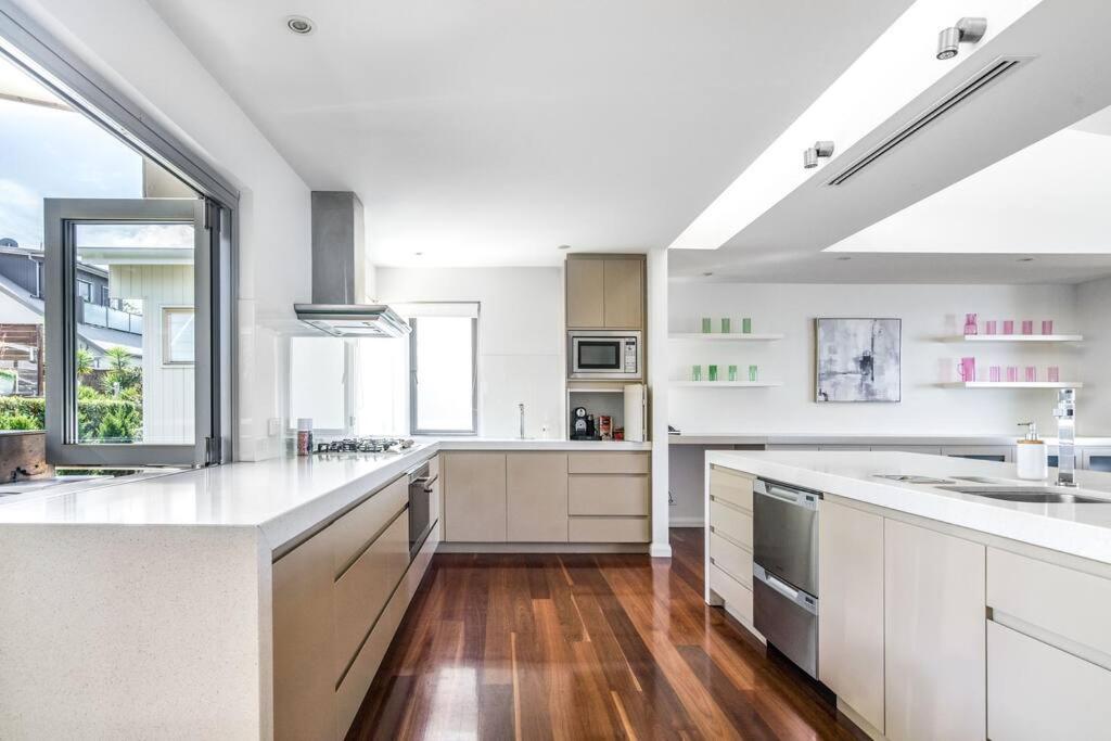 11 East Gosford Luxury Waterfront House with Private Wharf - Housity