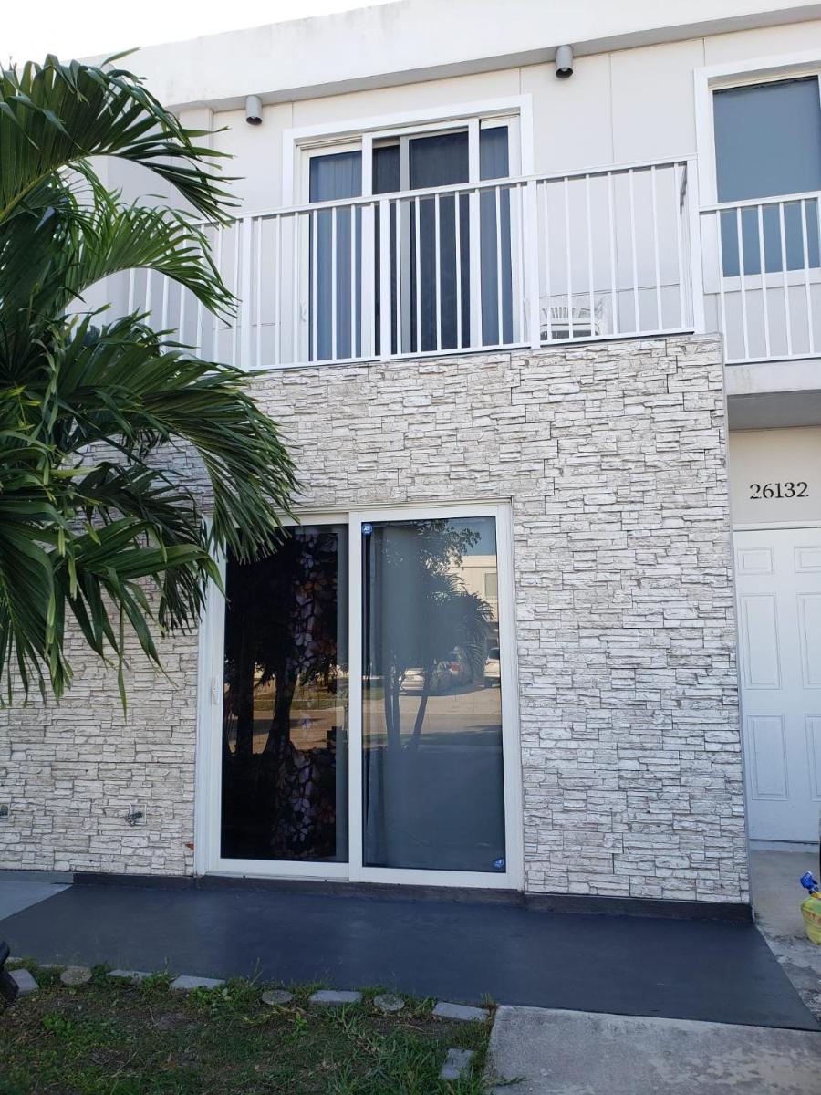 LixyLouis minutes from Miami International Airport - Housity