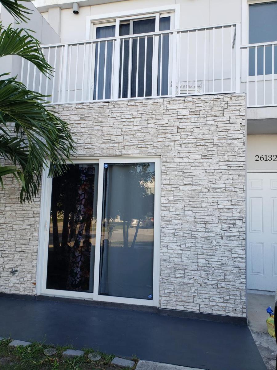 LixyLouis minutes from Miami International Airport - Housity