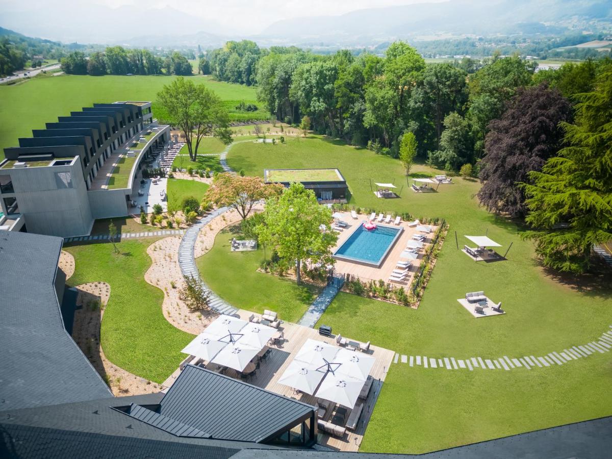 une vue aérienne d'un complexe avec piscine dans l'établissement Miura, à Voglans