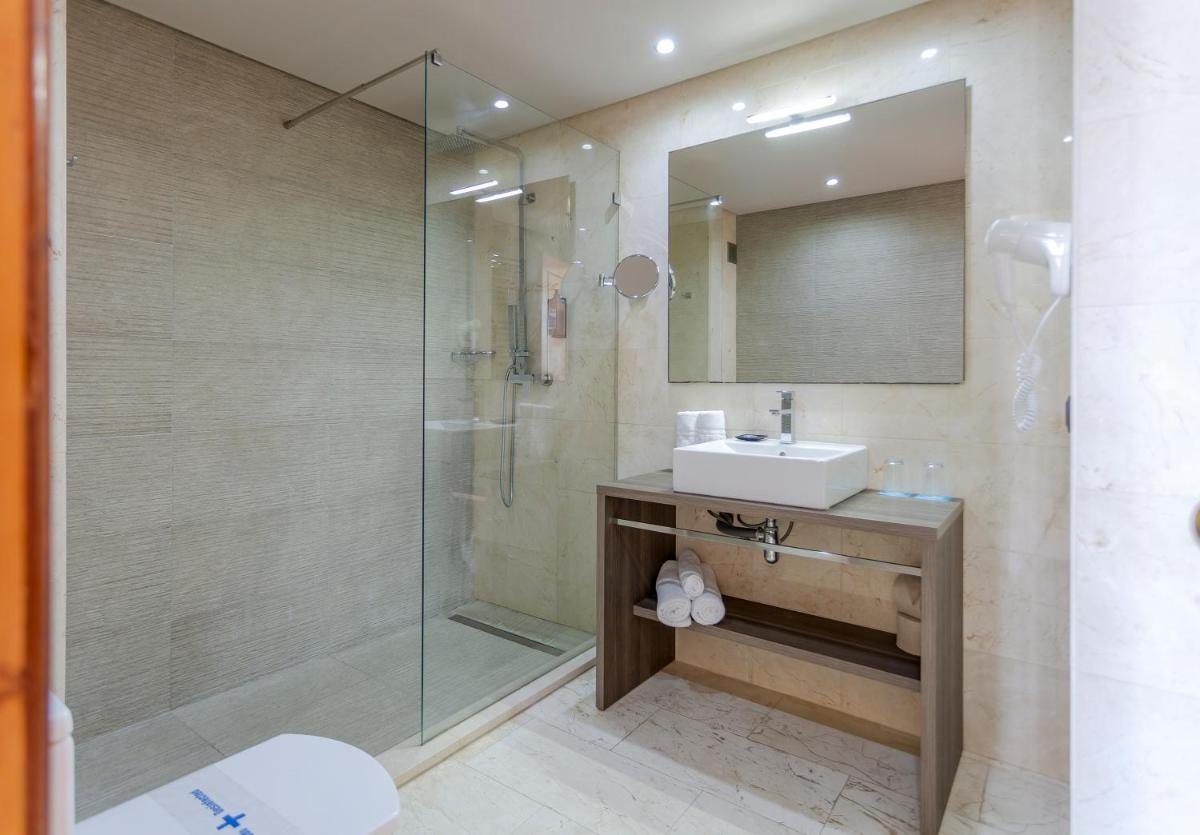 Un baño de Marins Beach Club - Adults Only Hotel
