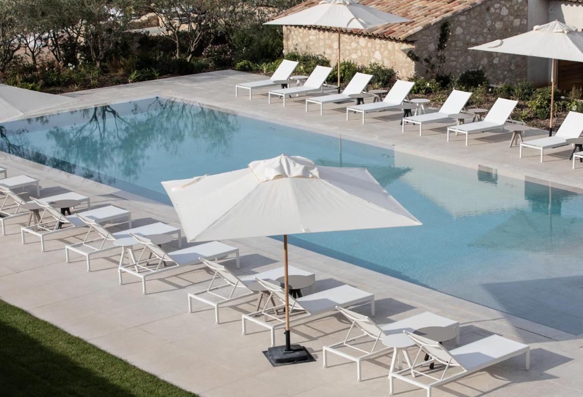Piscine de l'établissement Château de la Gaude ou située à proximité