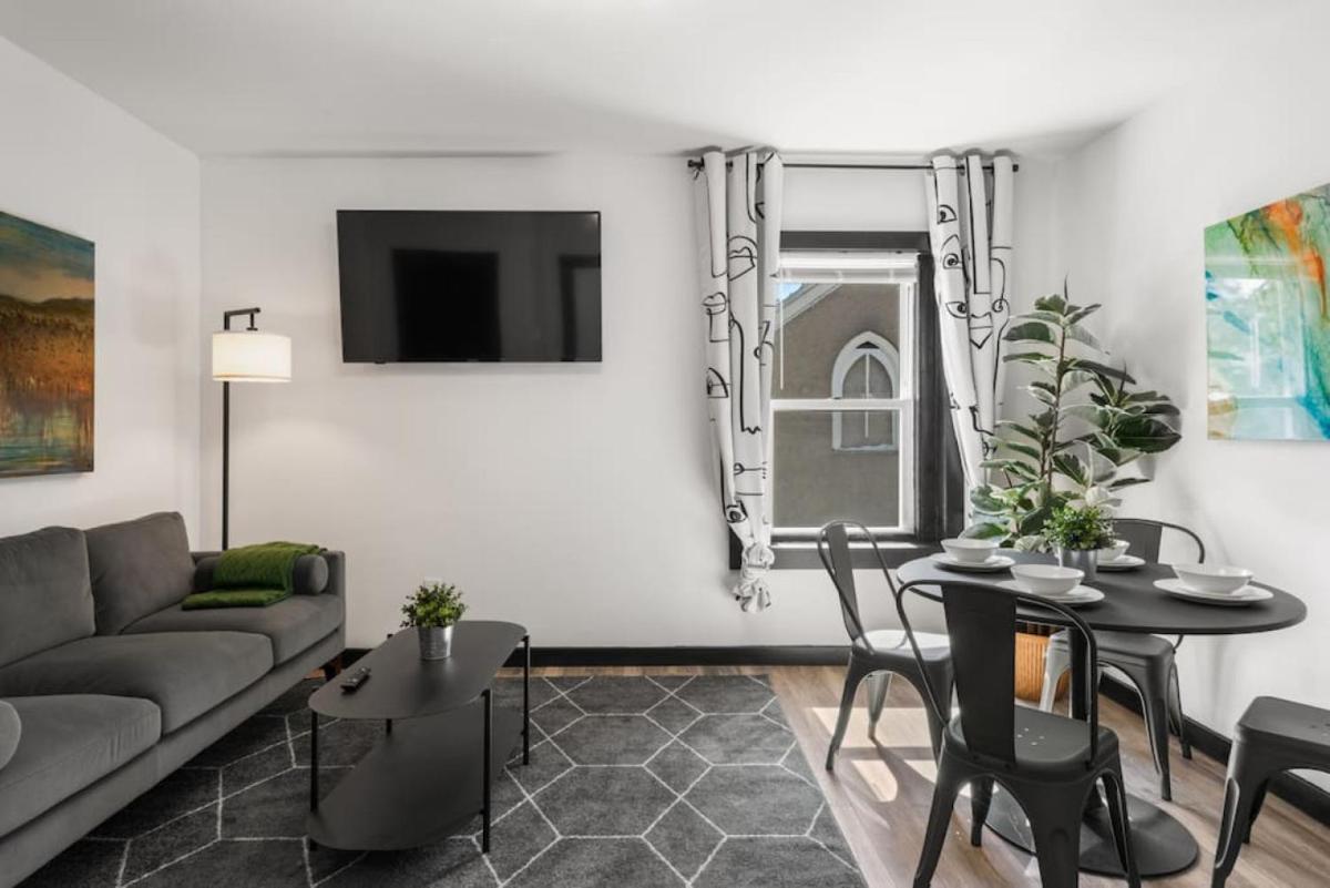 Center City Philly Home, Cozy 1-BR, Ideal Location for 4 Guests! - Housity