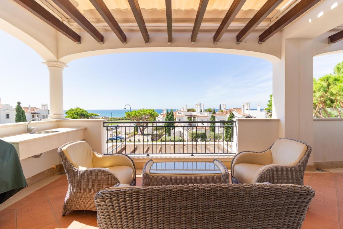 Uma varanda ou terraço em Dunas Douradas Beach Club