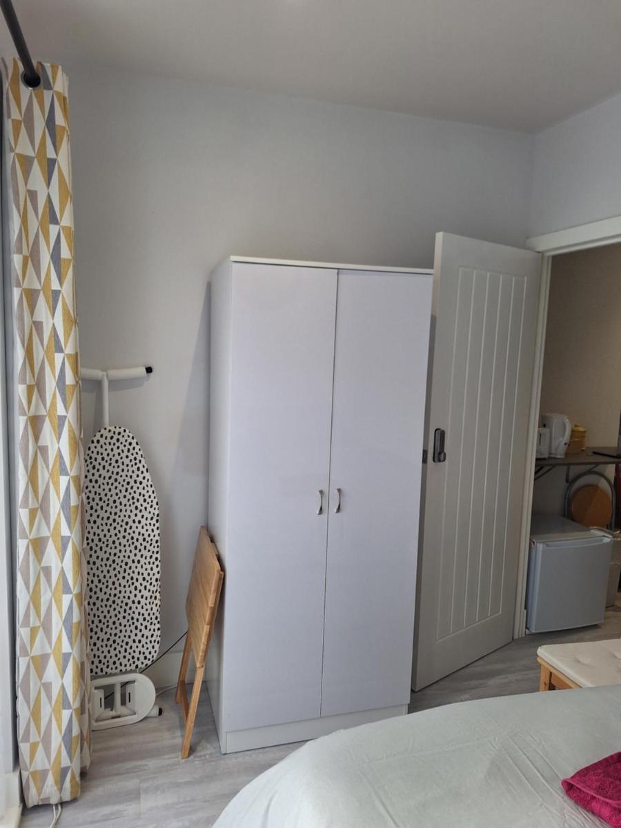 Deluxe Single room only for one adult - Housity