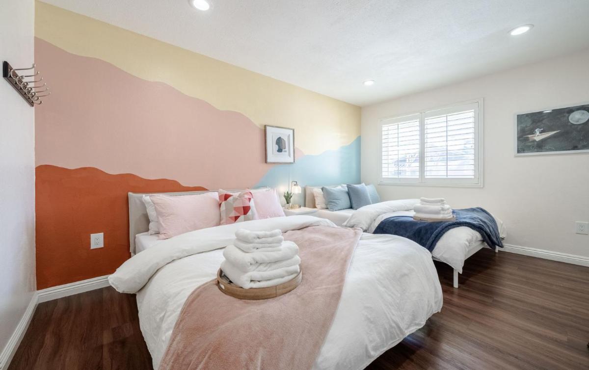 Elegant Retreat w/ Game room in Heart of OC - Housity