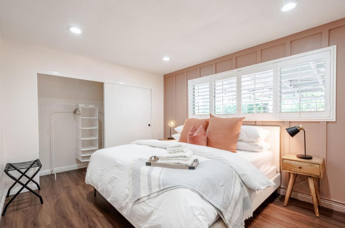 Elegant Retreat w/ Game room in Heart of OC - Housity