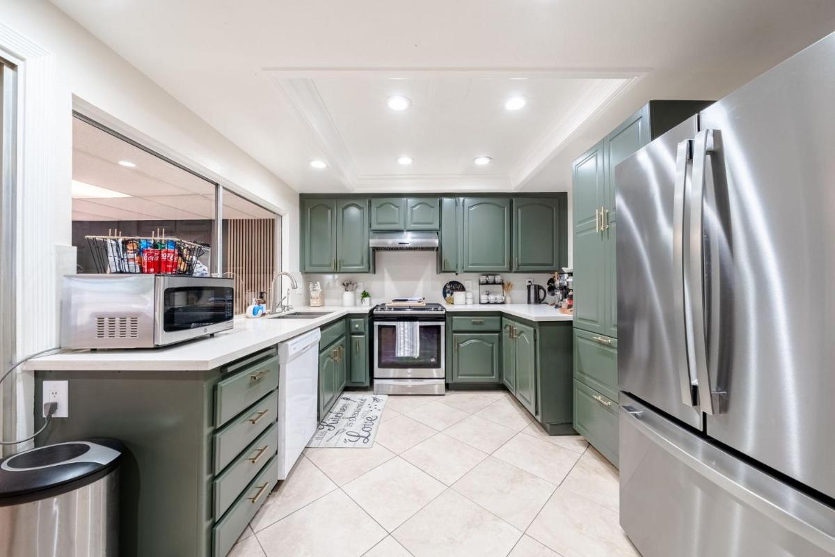 Elegant Retreat w/ Game room in Heart of OC - Housity