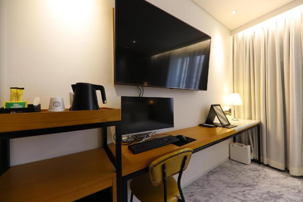 Brooks Business - Housity