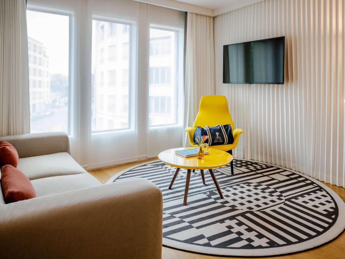 Télévision ou salle de divertissement dans l'établissement Molitor Hotel & Spa Paris - MGallery Collection