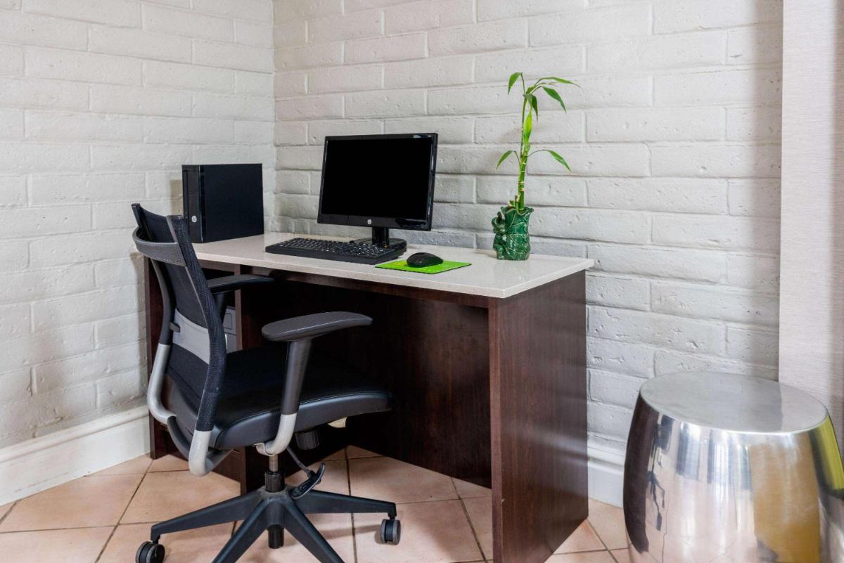Super 8 by Wyndham The Woodlands North - Housity