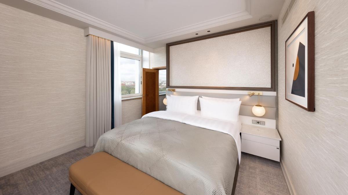 Ein Bett oder Betten in einem Zimmer der Unterkunft InterContinental Berlin by IHG
