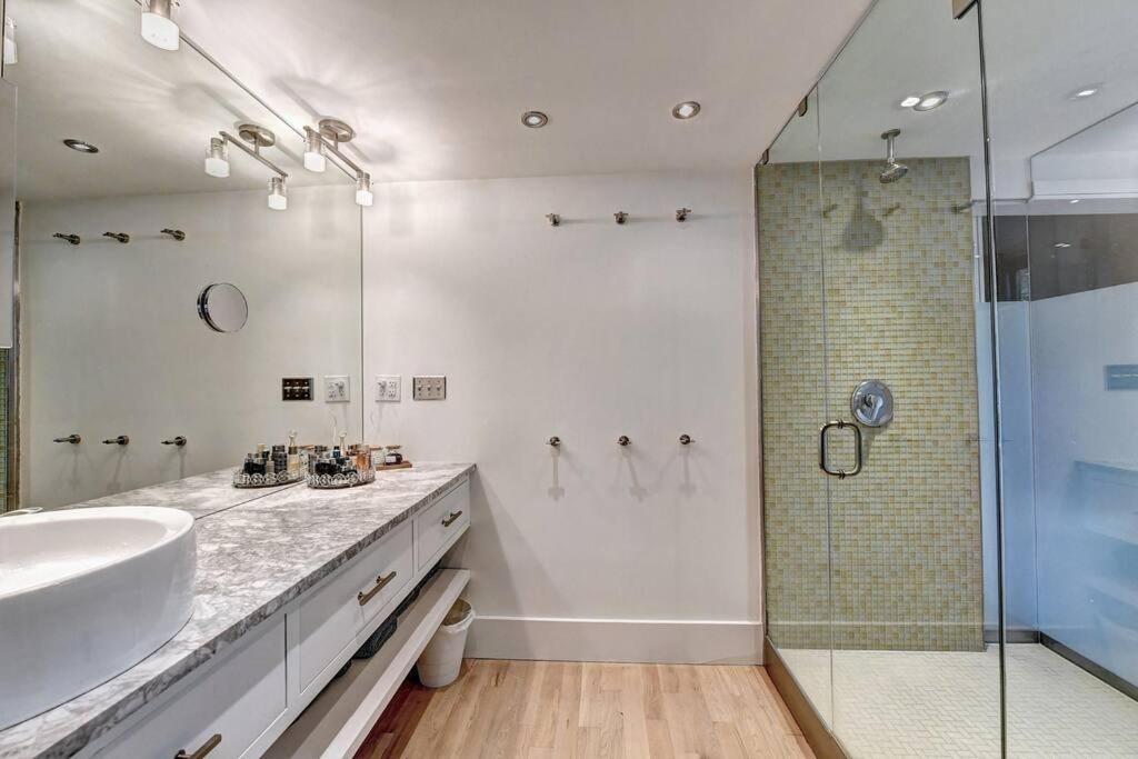 Modern Farm house in heart of the City- Sleeps 8 - Housity