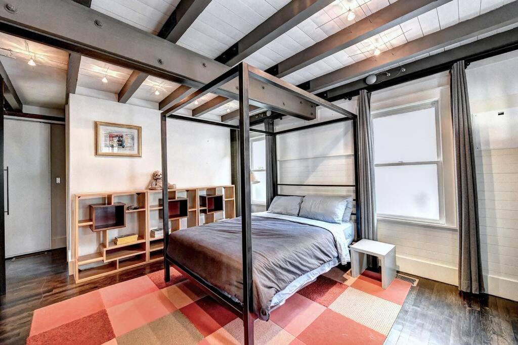 Modern Farm house in heart of the City- Sleeps 8 - Housity