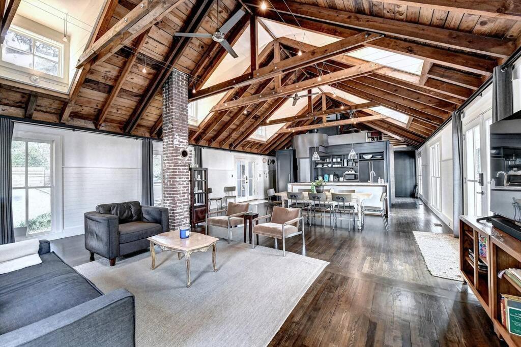Modern Farm house in heart of the City- Sleeps 8 - Housity