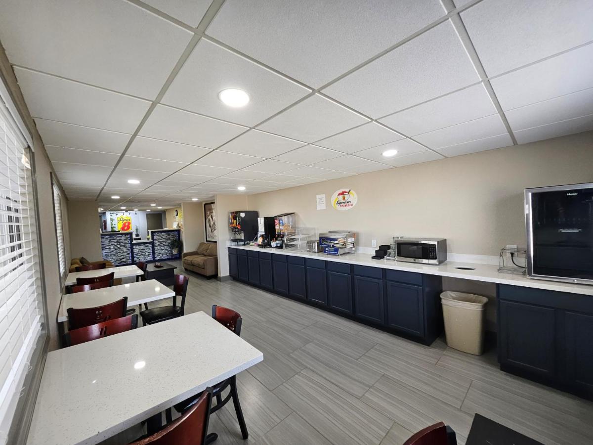 Super 8 by Wyndham Buffalo - Housity