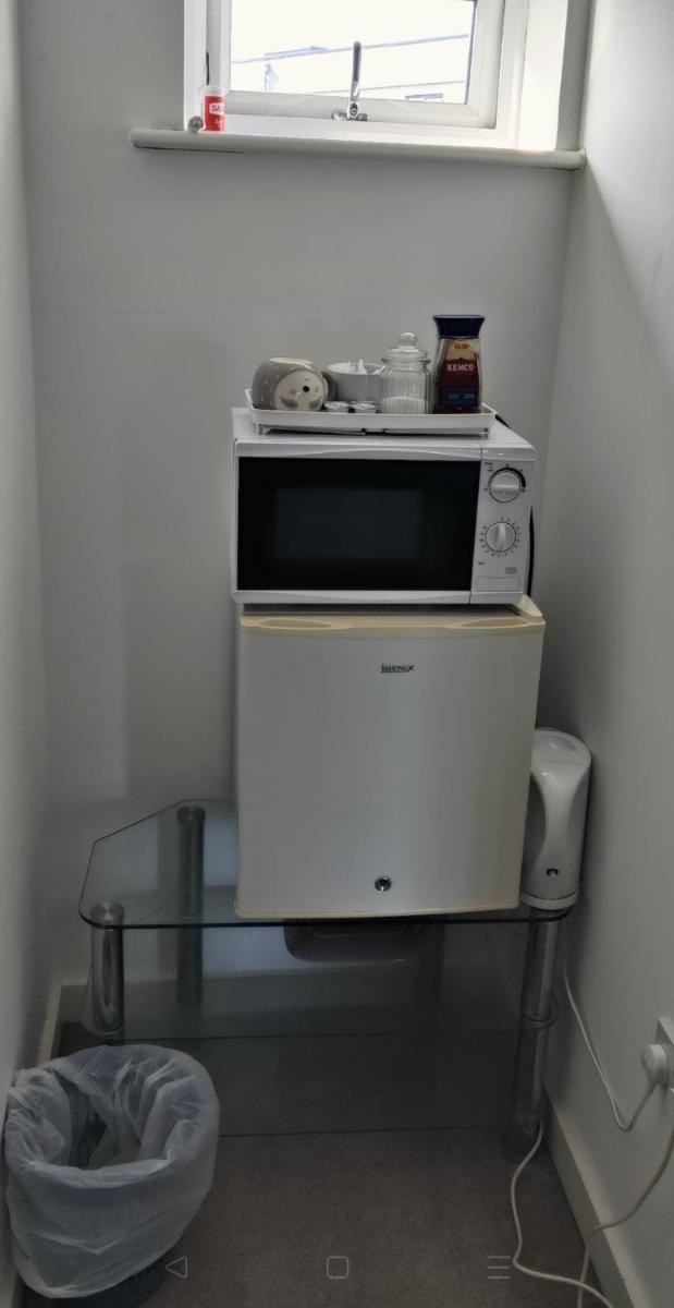 Cheerful house, private room and private shower/ toilet. comfortable king size mattress - Housity