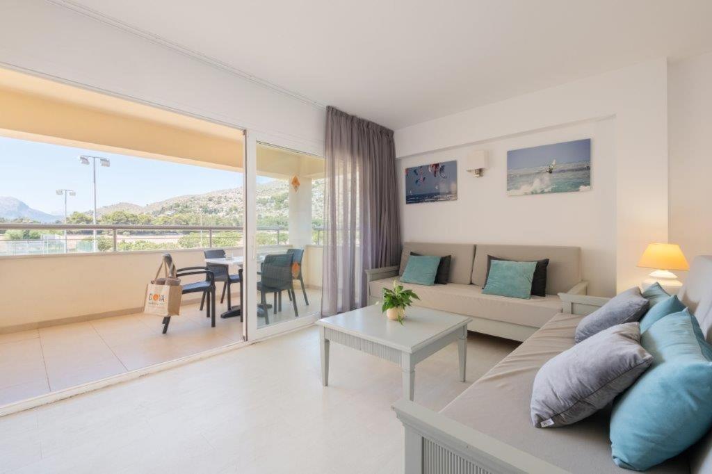 una sala de estar con un sofá y una mesa en Aparthotel Duva & Spa, en Puerto Pollensa