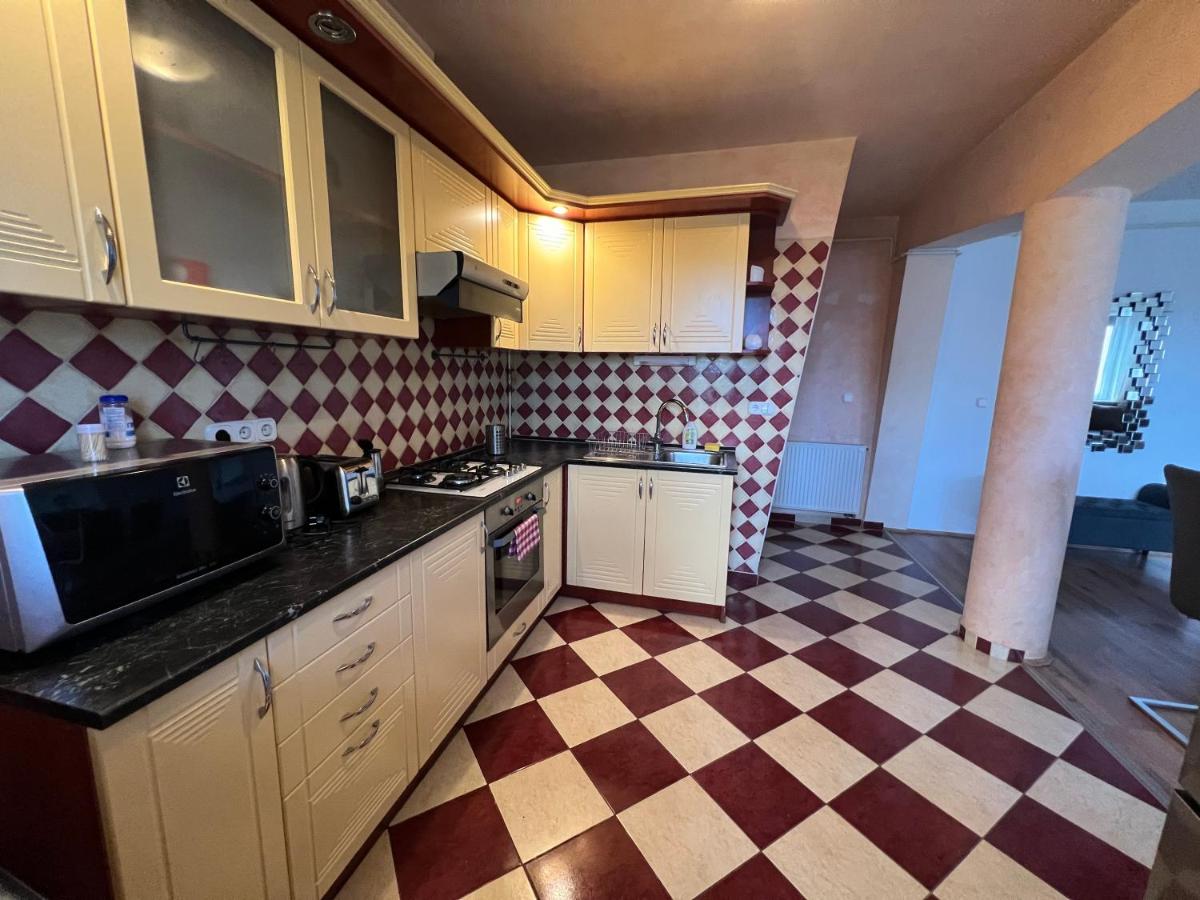 Kristály Apartman - Housity