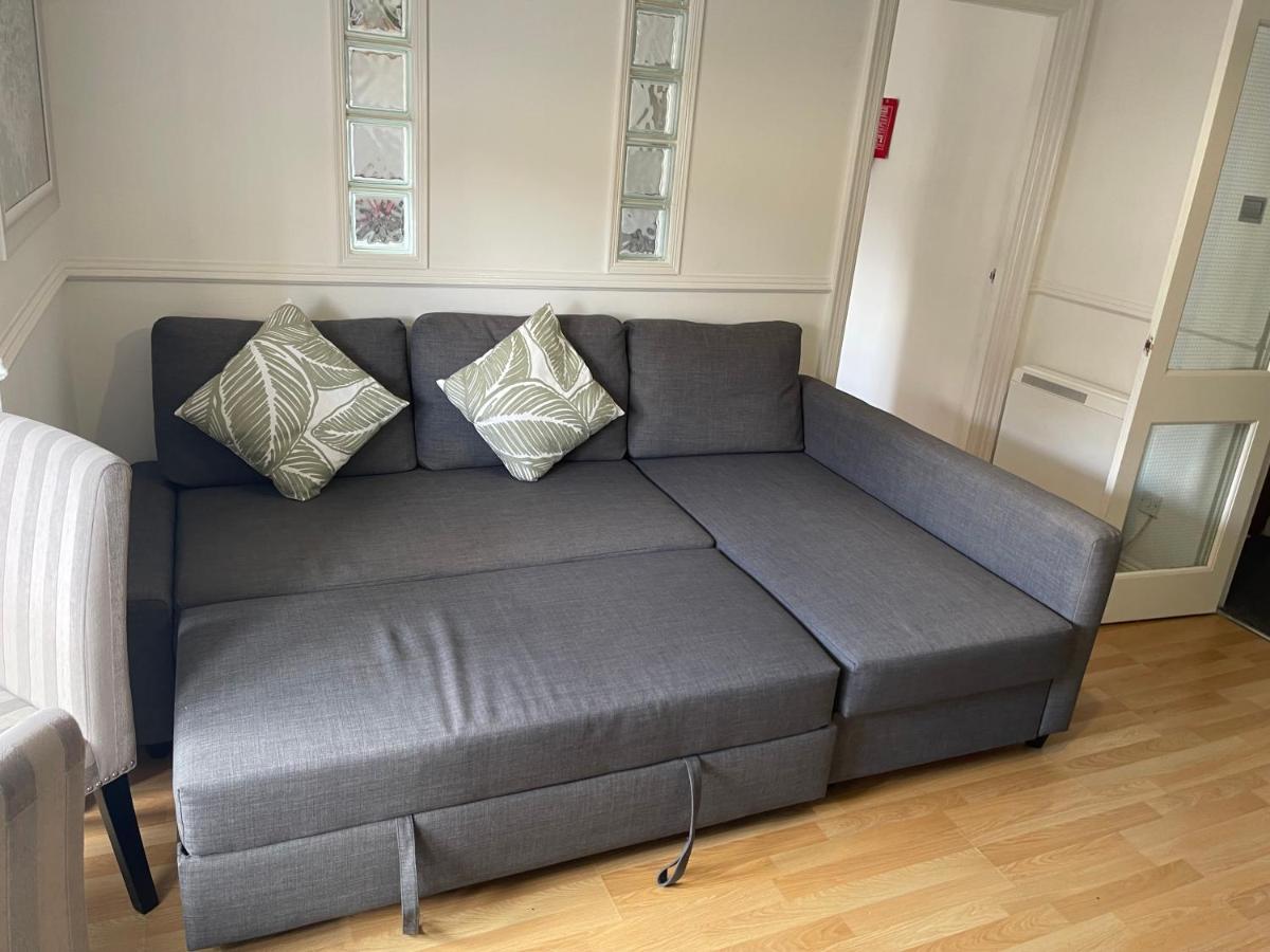 Coastal Apartment 2 Bedrooms, Sleeps upto 6, Free Parking - Housity