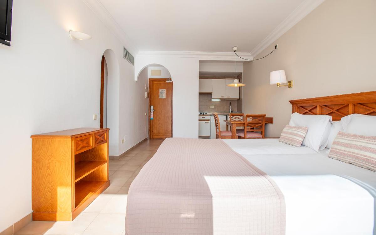 Cama o camas de una habitación en Inturotel Cala Azul
