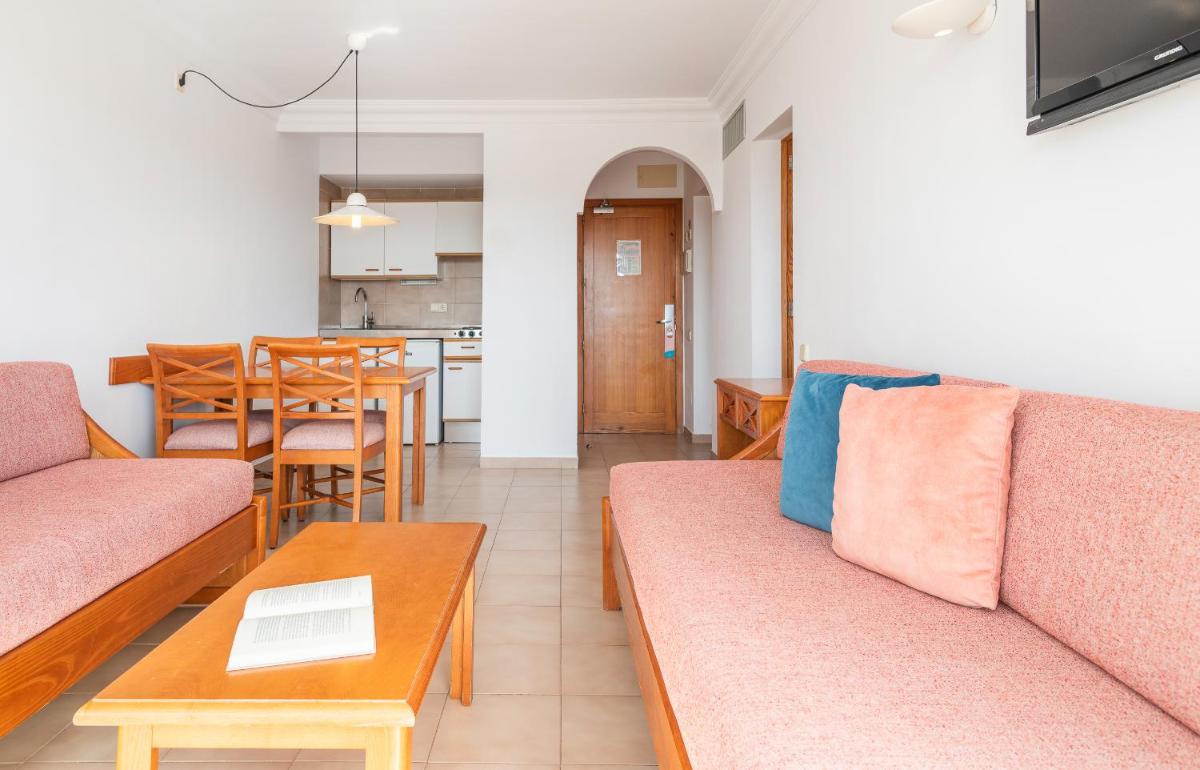 Una cocina o zona de cocina en Inturotel Cala Azul
