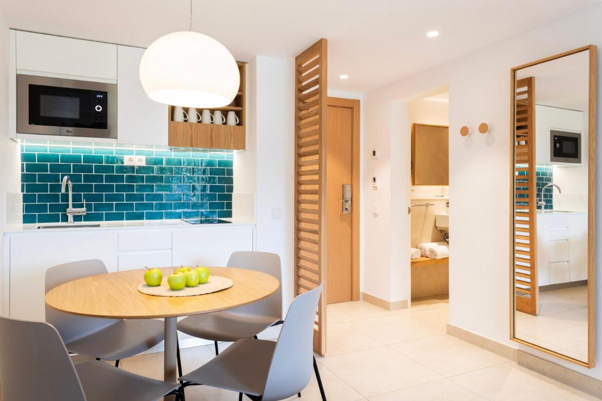 Una cocina o zona de cocina en Inturotel Cala Azul