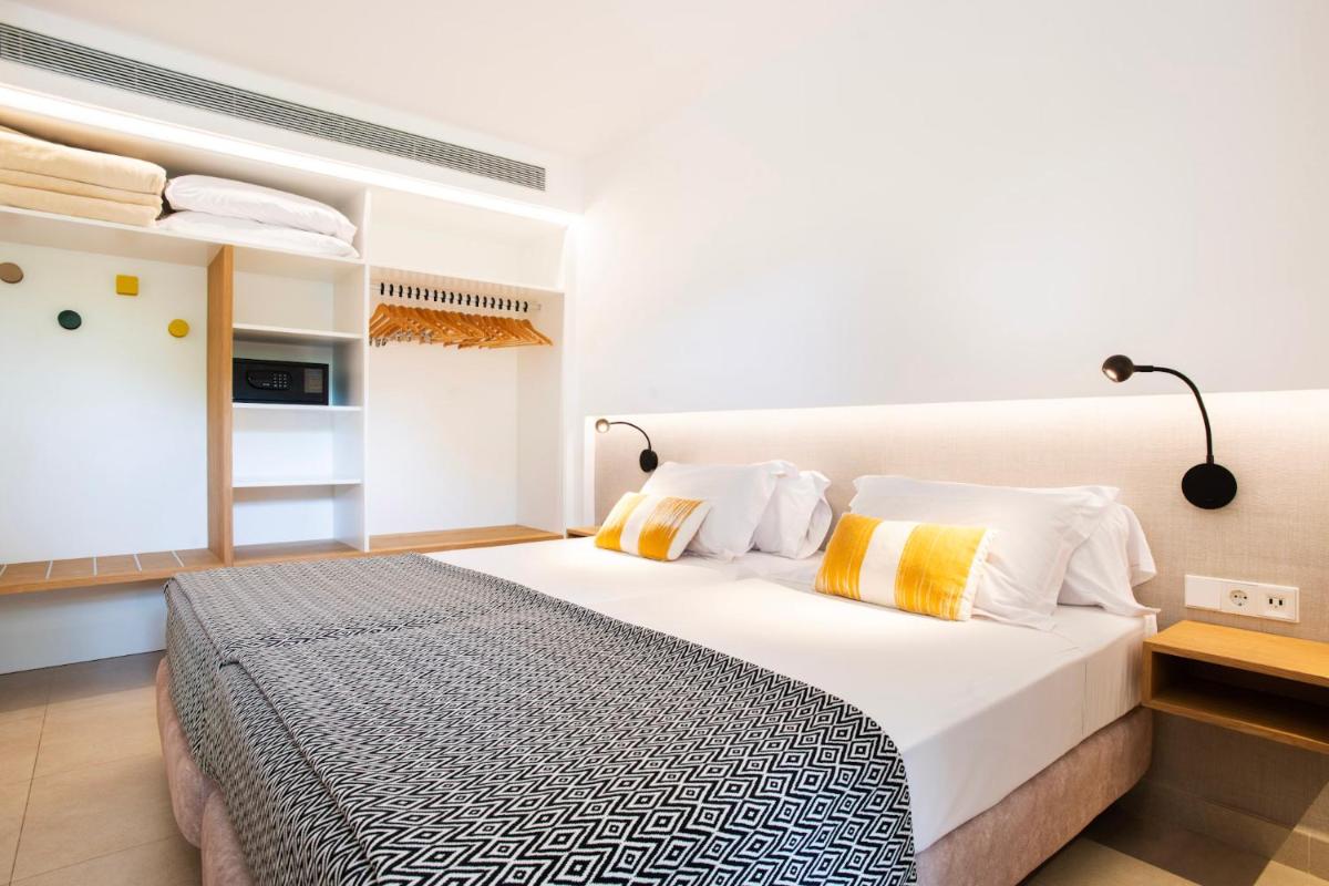 Cama o camas de una habitación en Inturotel Cala Azul