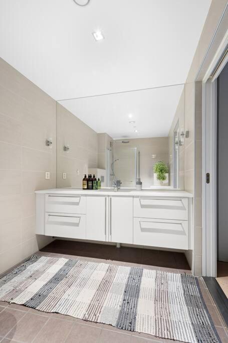 Suitetrails - Modern 3bed room sea view apartment @ Oslo Barcode