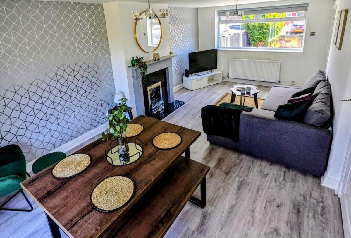 No 7 - Bright, Spacious 3 Bed Home with Parking & WiFi - Housity
