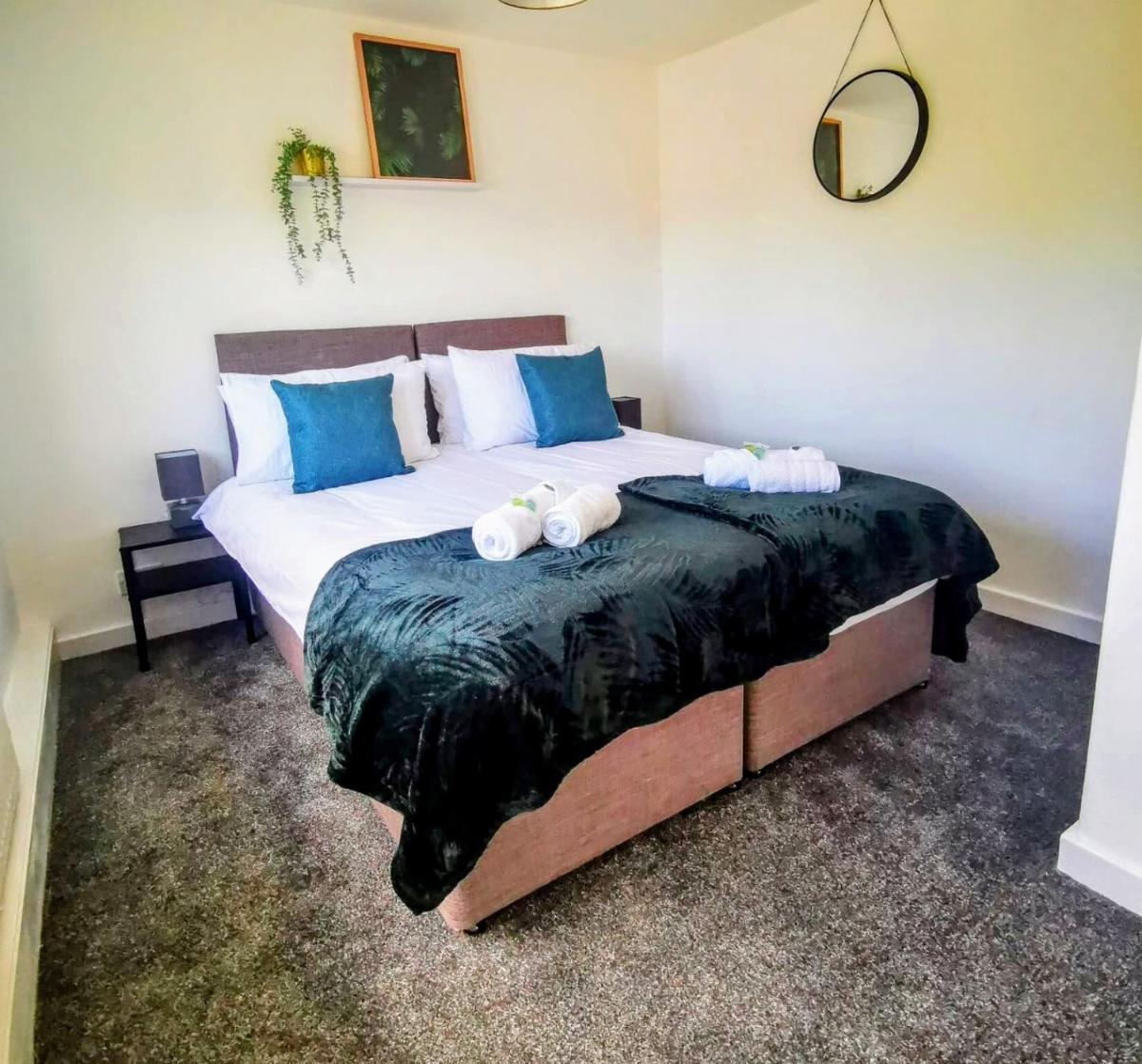 No 7 - Bright, Spacious 3 Bed Home with Parking & WiFi - Housity