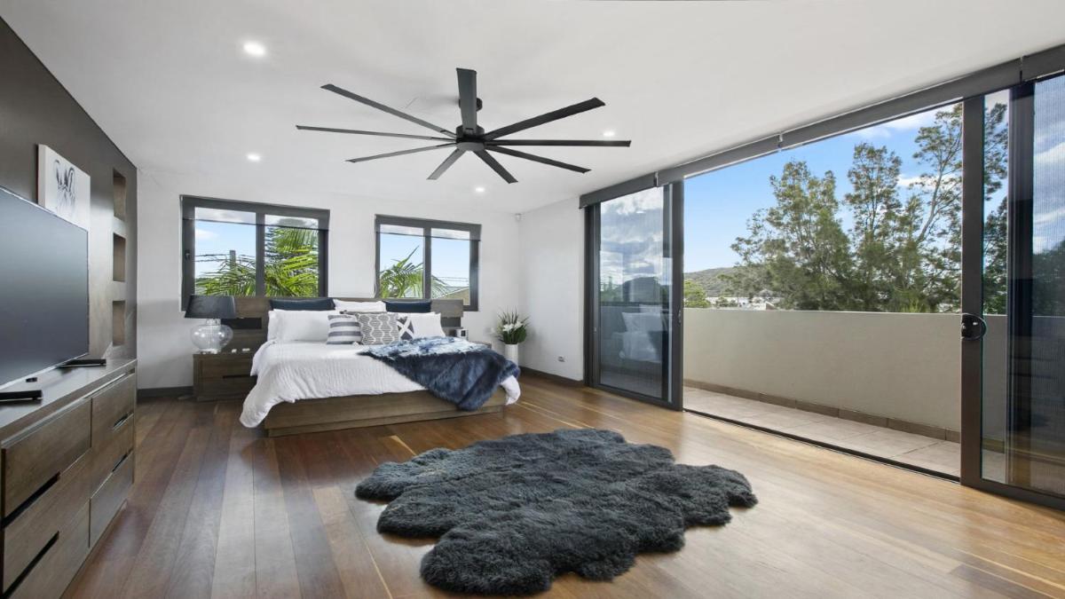 Riptides Booker Bay -Waterfront apartment, walk to shops & cafes - Housity