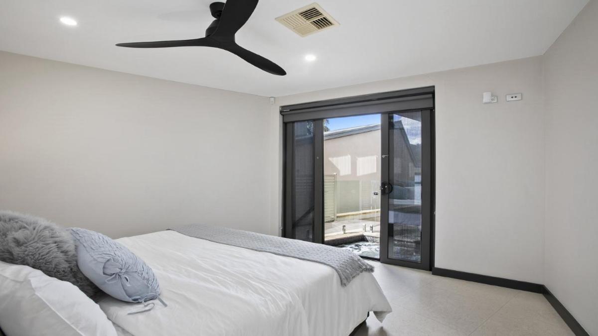 Riptides Booker Bay -Waterfront apartment, walk to shops & cafes - Housity